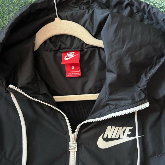 Nike Windrunner Hooded Repel Jacket | Youth L | Black & White | Water-Repellent - Picture 2 of 6